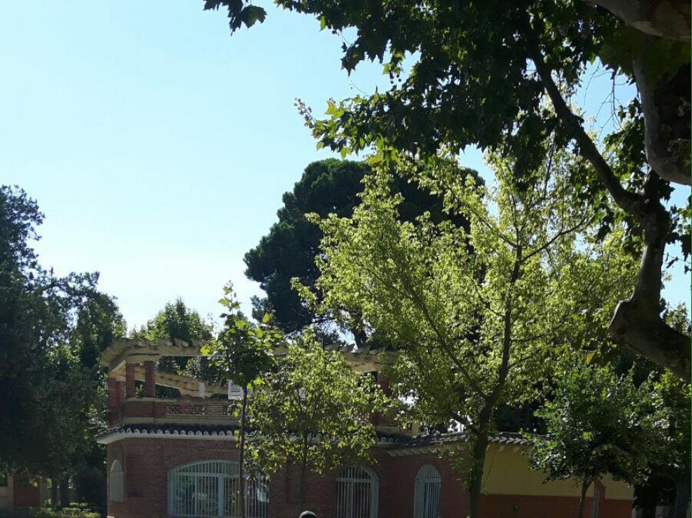 Trabajos de limpieza con agua a presión en el parque de San Francisco de Borja.