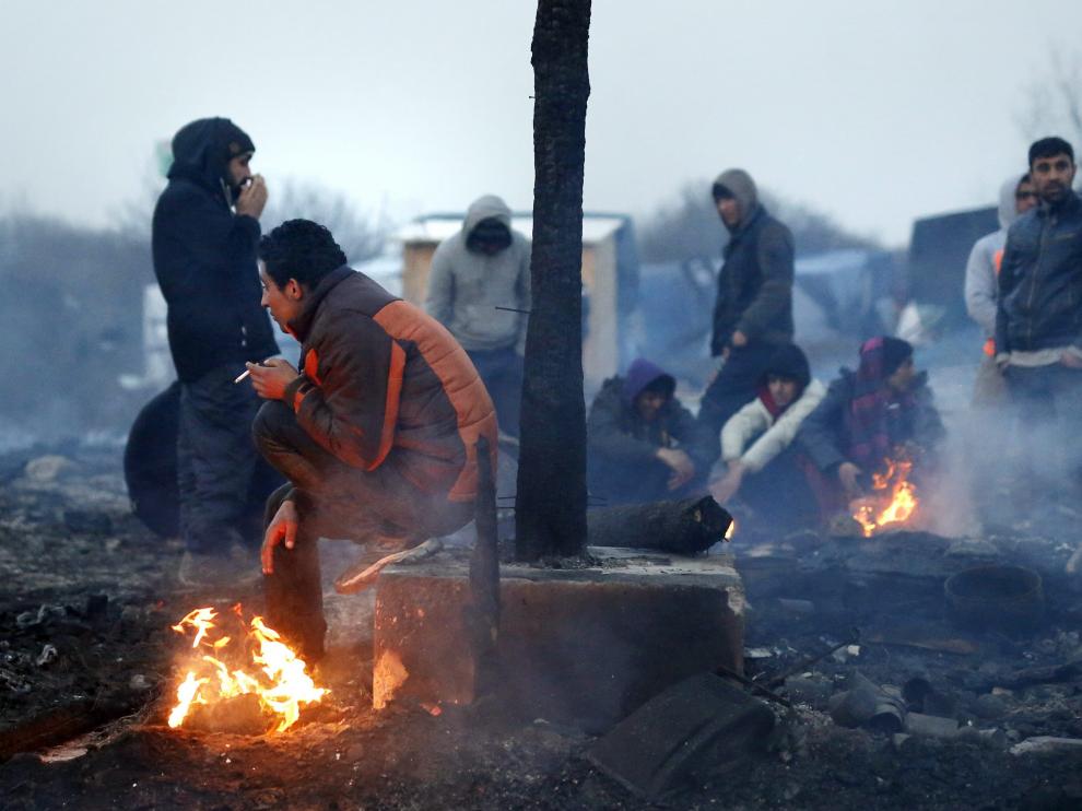 En el campamento de inmigrantes de Calais malviven miles de personas que intentan llegar a Reino Unido
