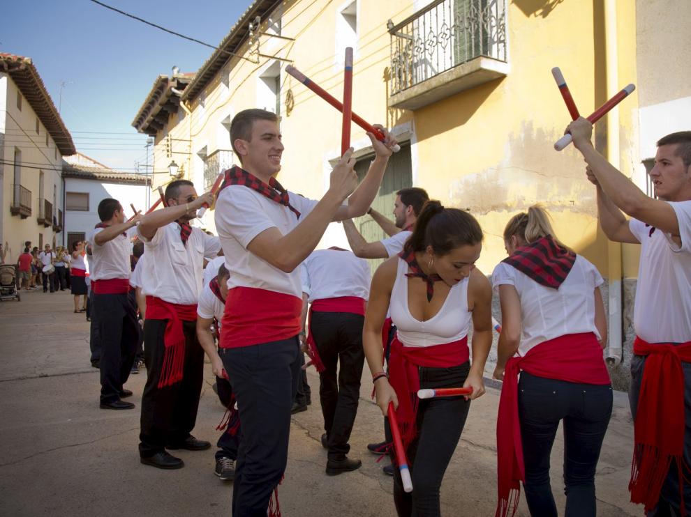 Numerosas personas participaron en el dance del paloteao, que se repetirá el próximo jueves.