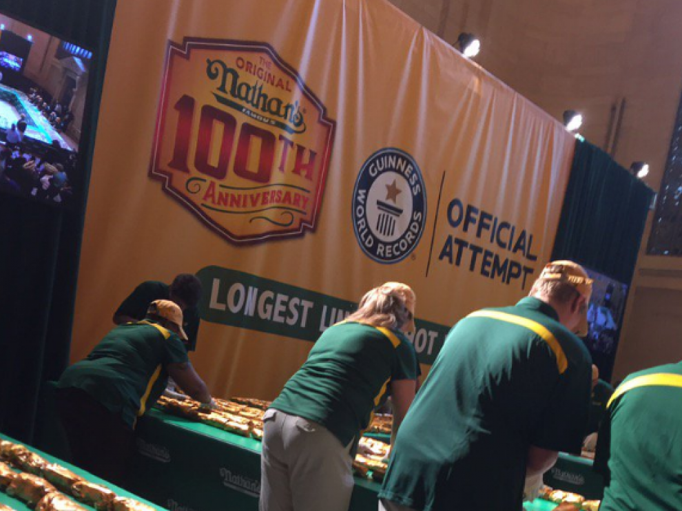 Récord Guiness con la línea de "hot dogs" más larga del mundo en Nueva York