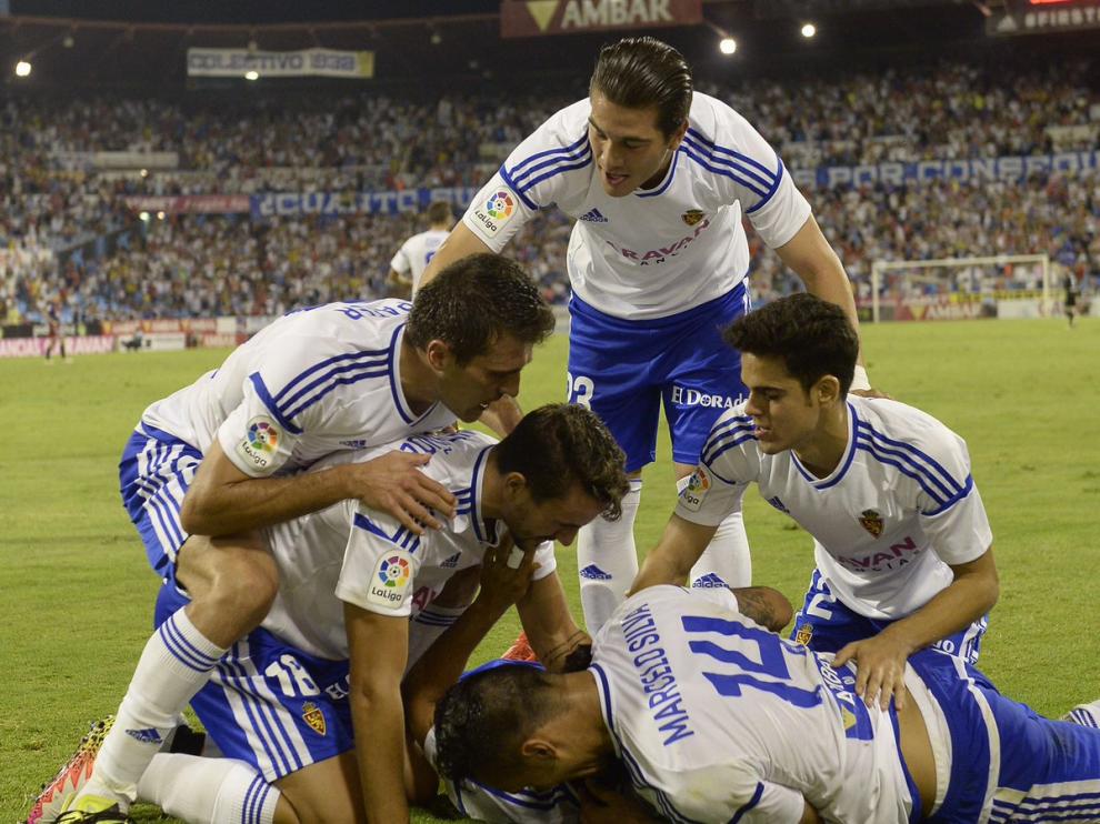 Los jugadores del Real Zaragoza celebran el gol de Casado.