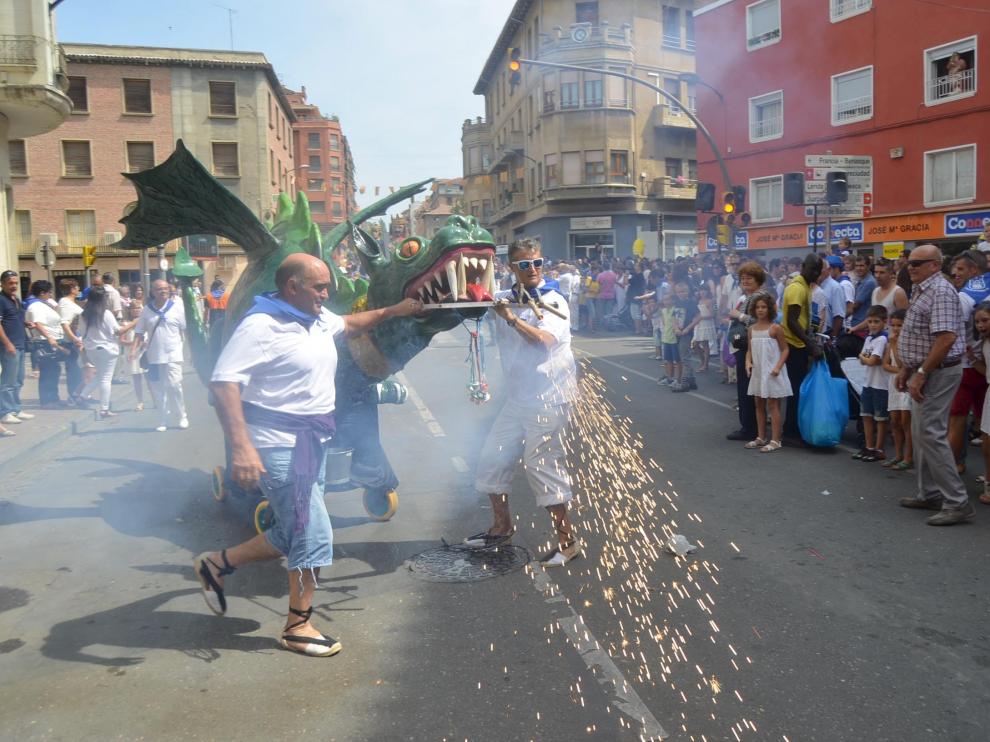 El dragón escoltó al pregonero, que iba montado en un burro, durante la cabalgata.