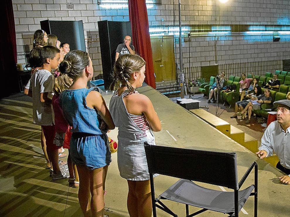 Los aspirantes a un papel en la recreación hicieron una prueba ayer en La Almunia.