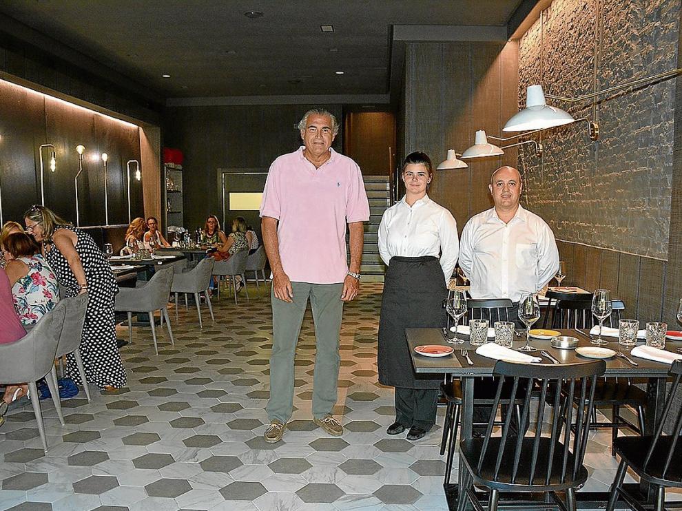 El propietario de La Bella Lola, Luis Estiragués, con Cristina García y Ricardo Arroyo.