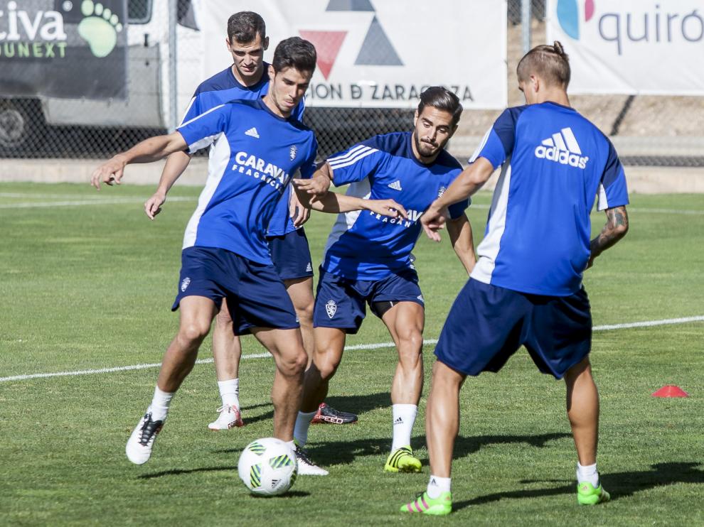 Edu García, Javi Ros y Wilk durante el entrenamiento que llevó a cabo ayer el Real Zaragoza en la Ciudad Deportiva.