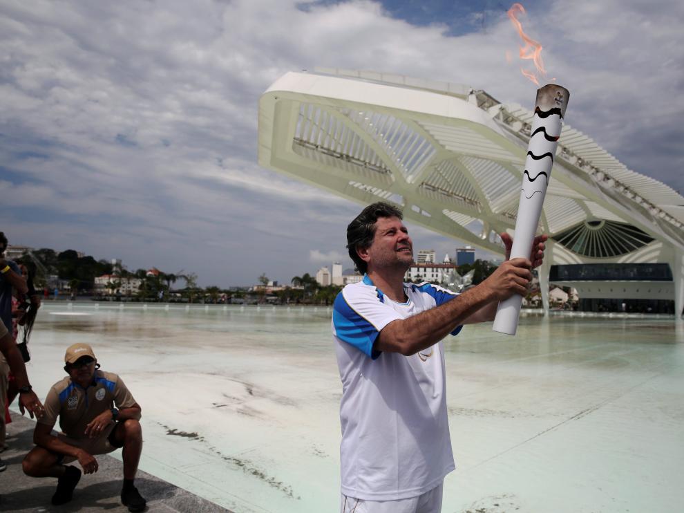 Ricardo Piquet sostiene la llama paraolímpica en Río de Janeiro