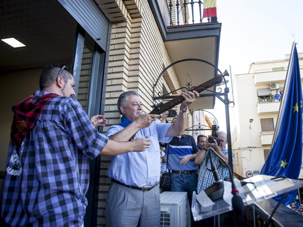 El presidente de Atades, Jesús Soto, sujeta el trabuco con el que inauguró las fiestas ayer en Alagón.