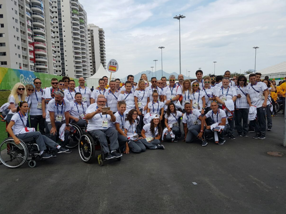 El equipo nacional, este martes en la ceremonia de izado de la bandera española en la Villa Paralímpica. @paralimpicos