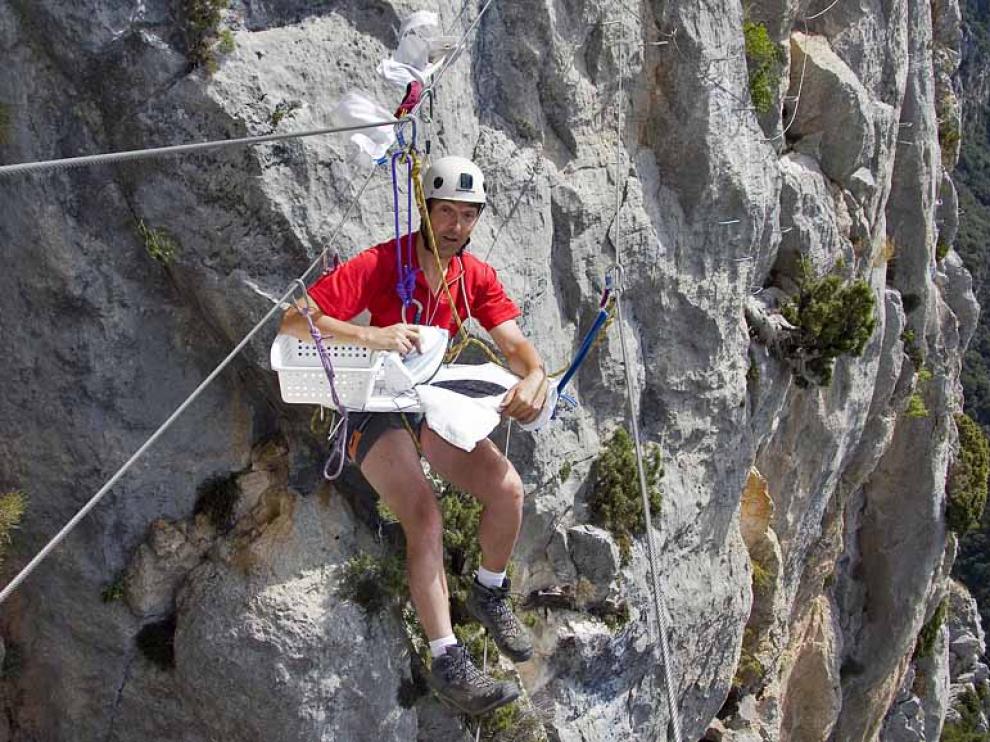 En la foto practicantes de la plancha extrema en la vía ferrata de Obarra.