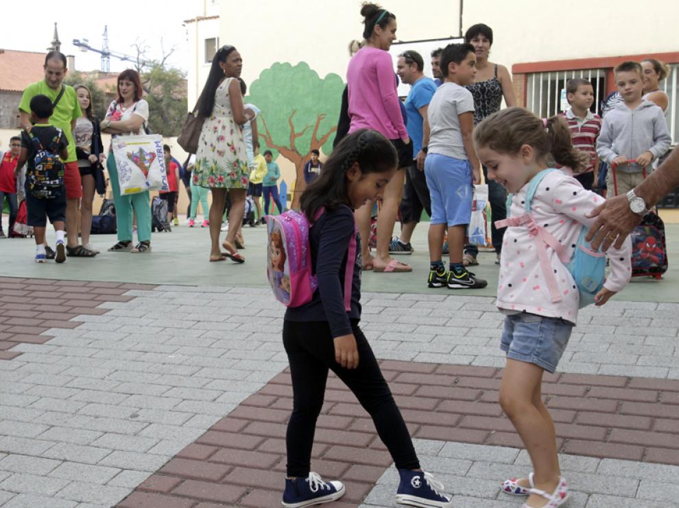 Los escolares han acudido este jueves a los escolares sorianos para reencontrarse con sus compañeros.