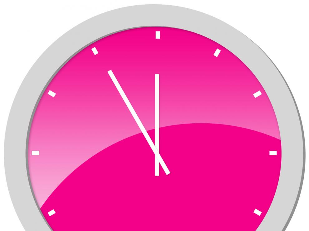 Reloj marcando casi las 12.00.