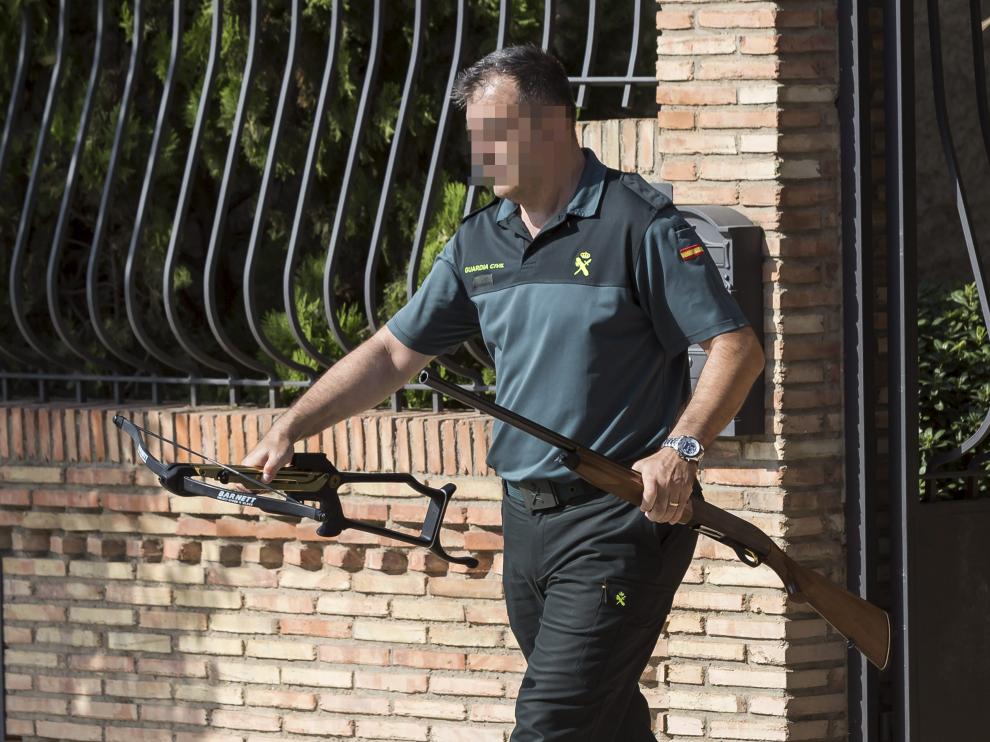 Un agente de la Guardia Civil, con armas encontradas en la casa del agresor