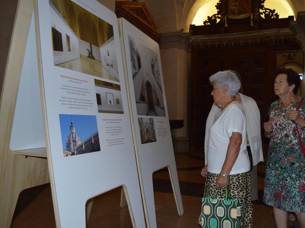 Varios visitantes observan los paneles informativos instalados en la catedral de Tarazona.