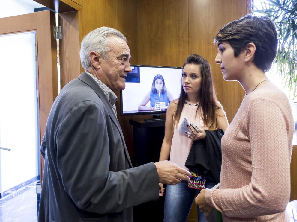 El portavoz socialista, Javier Sada, charla con su homóloga de Podemos, Maru Díaz (centro) y Violeta Barba tras el anuncio oficial.