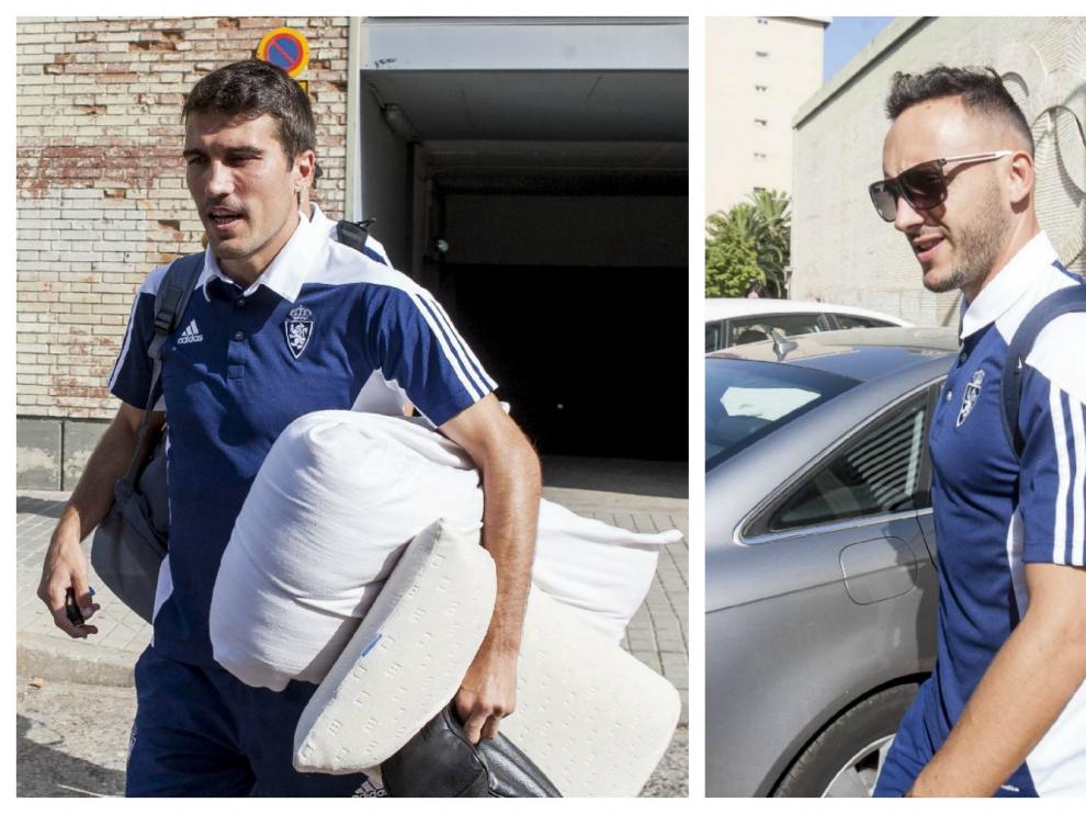 Zapater, con su colchoneta y su almohada; Xumetra y Javi Ros, con sus gafas, momentos antes de partir en el autobús del Real Zaragoza hacia Valencia en la tarde de este viernes.