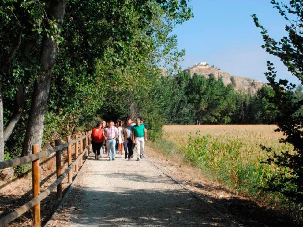Representantes municipales y vecinos han recorrido este viernes el sendero. Ayto. Calatayud