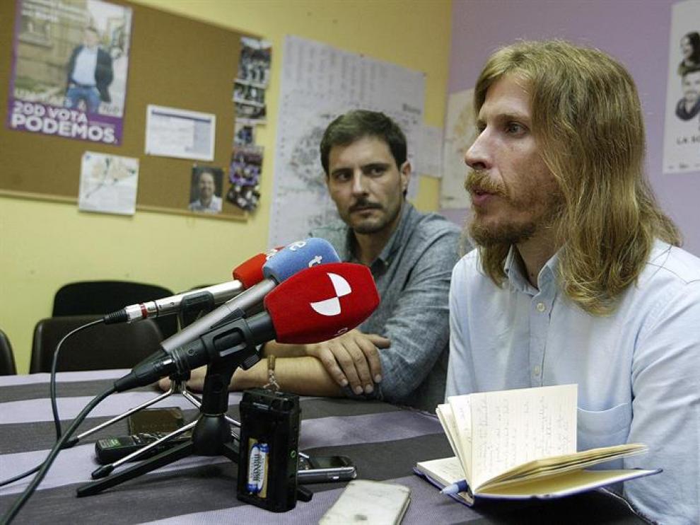 El secretario autonómico de Podemos en Castilla y León, Pablo Fernández (d), acompañado por el responsable del partido en Soria, Jorge Ramiro (i), durante un encuentro con los medios de Soria.