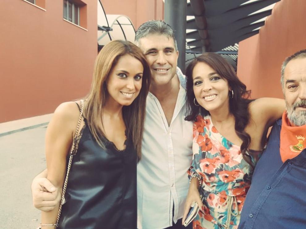 'Nuestros' Pedro e Inma, que se conocieron en la cuarta edición del programa, con otros exconcursantes.