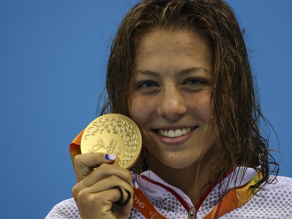 Nuria Marqués, con la medalla de oro conseguida en 400 metros libres.