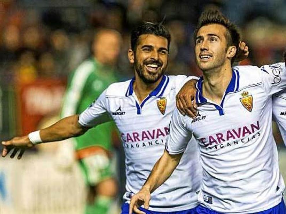 Ángel y Lanzarote celebran juntos un gol del Real Zaragoza.