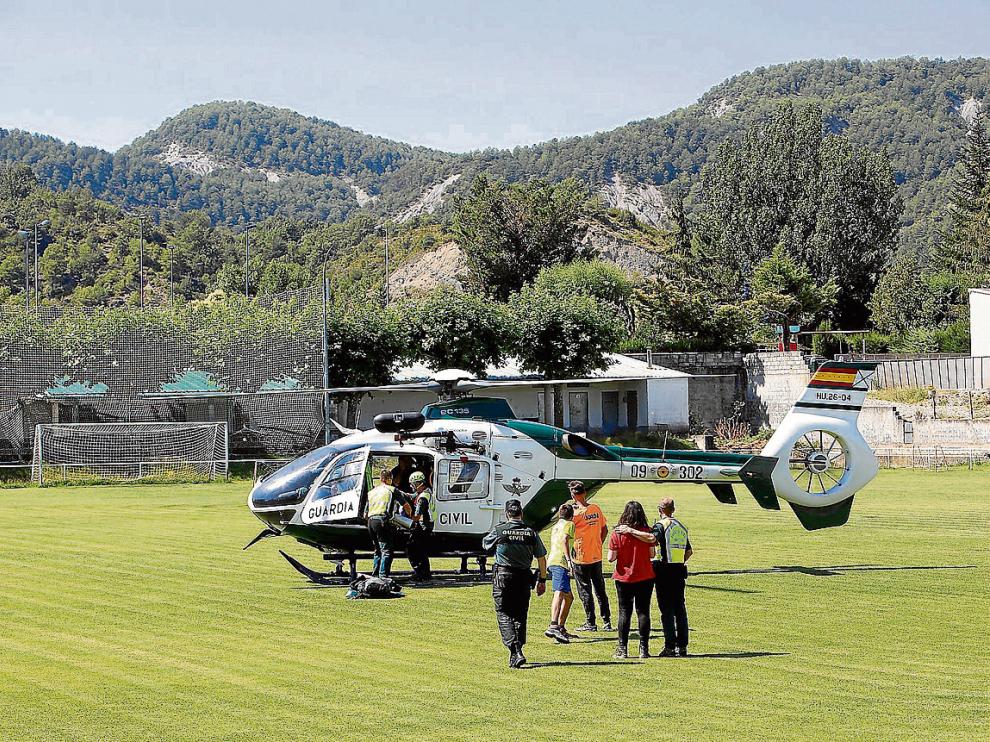 Algunos menores del grupo fueron evacuados en helicóptero hasta el polideportivo de Aínsa.