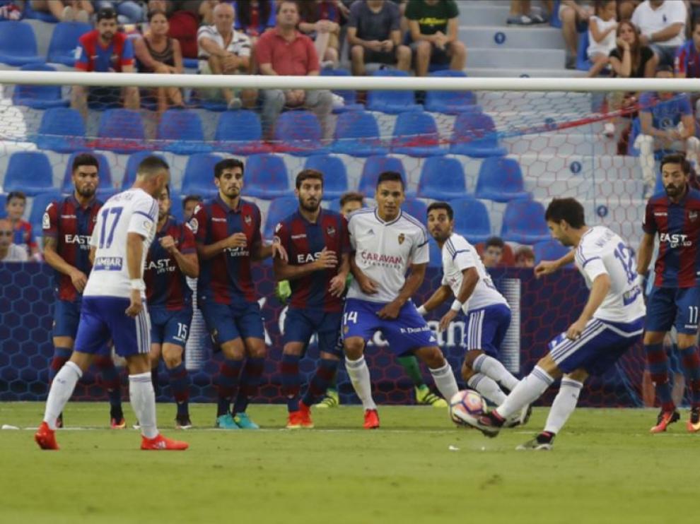 Lanzarote, en el momento preciso de golpear la pelota en la falta que, en el minuto 10, supuso el 1-1 y el primero de sus dos goles de golpe franco en el Levante-Real Zaragoza del pasado sábado.
