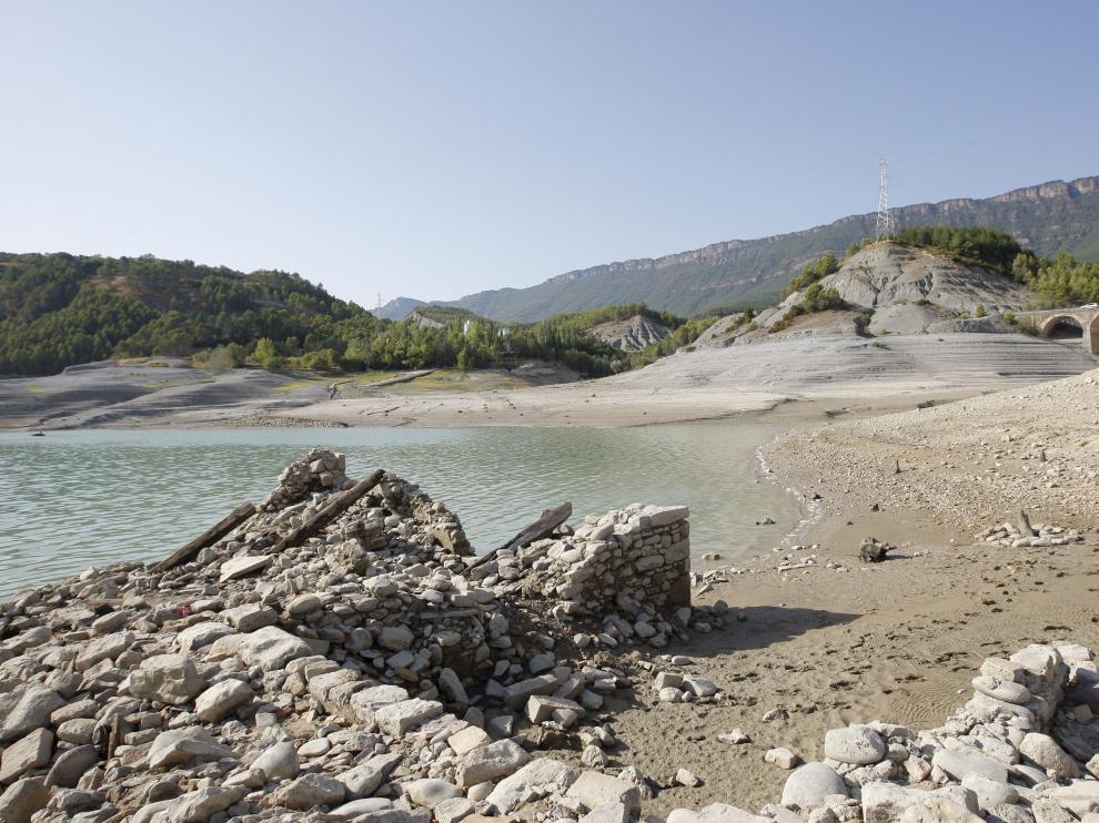 El volumen de agua embalsada en Yesa alcanza un tercio de la capacidad de esta infraestructura.