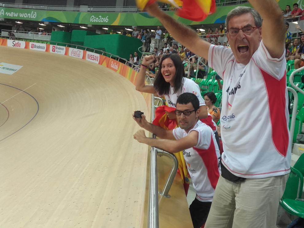Fernando Santas, su hijo Fernando y su mujer, María Royo, celebran el bronce en el Velódromo.