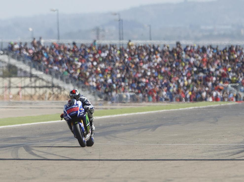 Jorge Lorenzo cruza la línea de meta en primera posición en el circuito de Motorland el año pasado en Alcañiz.