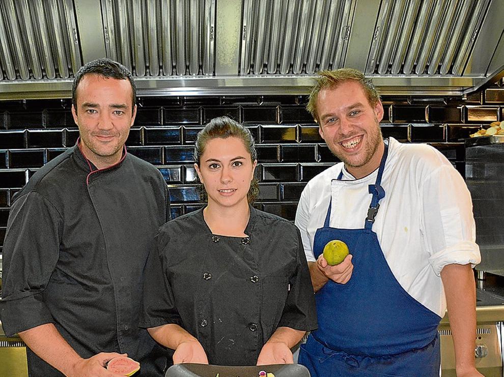 Juan Ramón Sau, Judith Saurina y Lorenzo Anchelergues, con una ensalada de guayaba en el restaurante Quema.