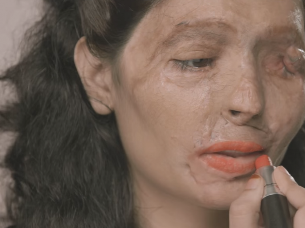 Reshma Qureshi, una gurú del maquillaje tras ser quemada con ácido.