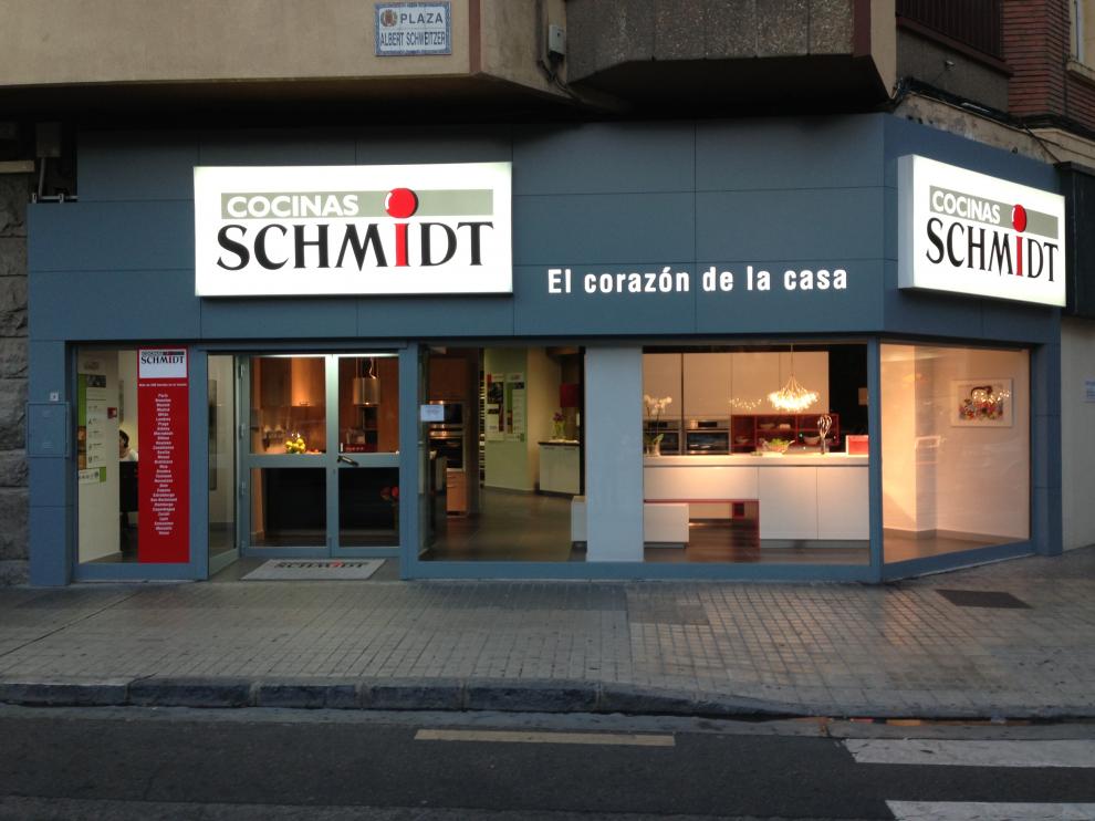 El establecimiento, iluminado.