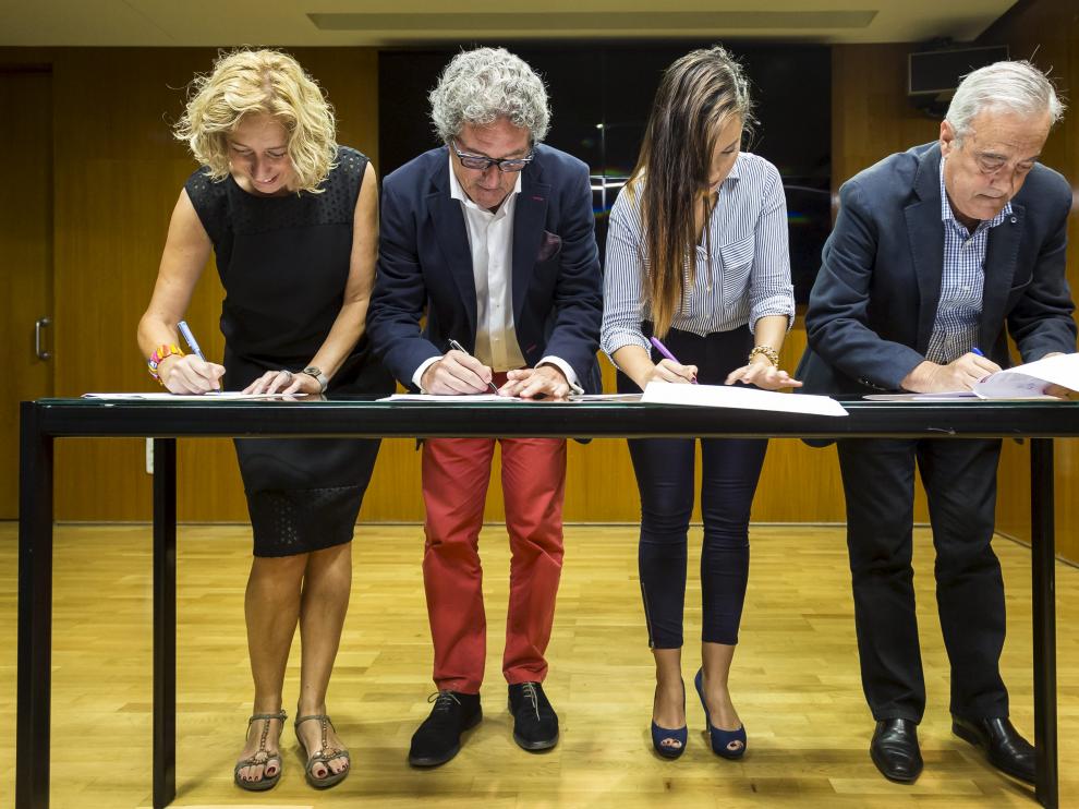 Firma del acuerdo por parte de los representates de IU (Patricia Luquin), CHA (Gregorio Briz), Podemos (Maru Díaz) y PSOE (Javier Sada), este martes en las Cortes de Aragón.