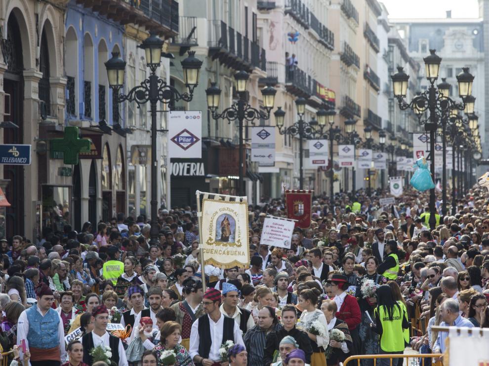 La Ofrenda, a su paso por la calle de Alfonso I.
