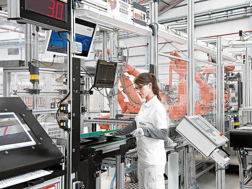 Una trabajadora, en la fábrica de electrodomésticos de BSHEspaña en Montañana (Zaragoza).