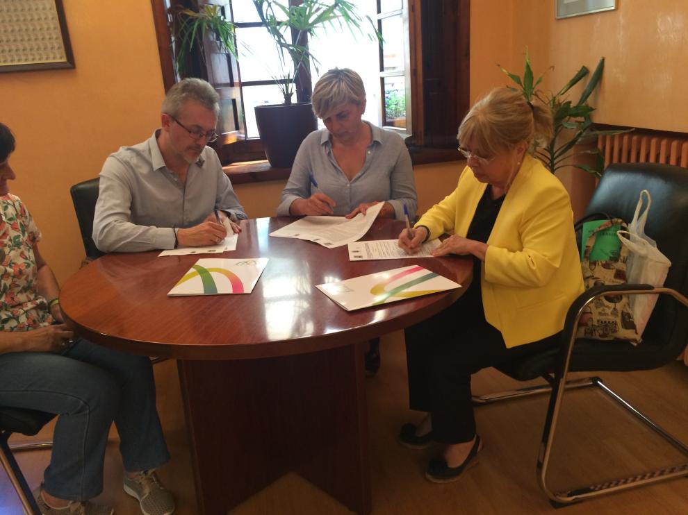 Representantes de las tres entidades, en la firma del convenio.