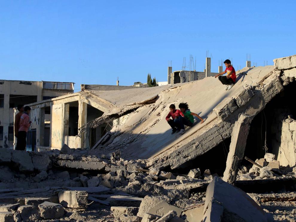 Niños sirios jugaban este martes sobre un edificio en ruinas.