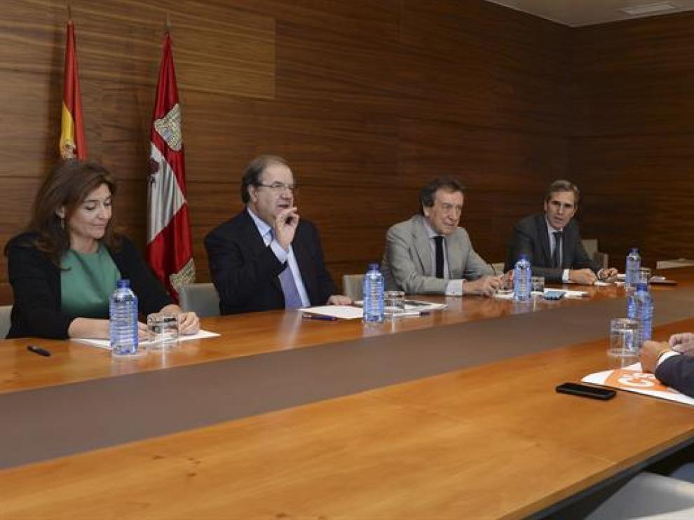 El presidente de Castilla y León, Juan Vicente Herrera (2i), y el portavoz parlamentario de Ciudadanos (C's), Luis Fuentes (2d), evalúan los acuerdos de investidura y gobernabilidad suscritos