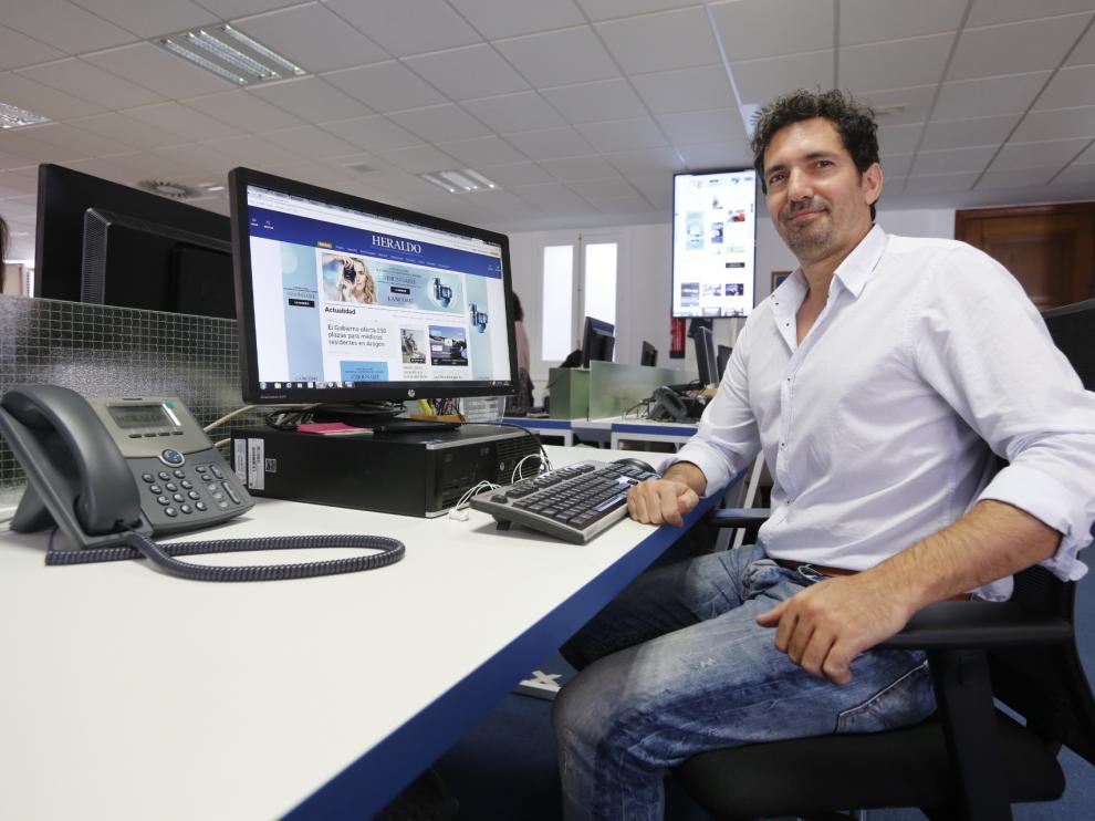 César Bona, en la redacción de Heraldo de Aragón
