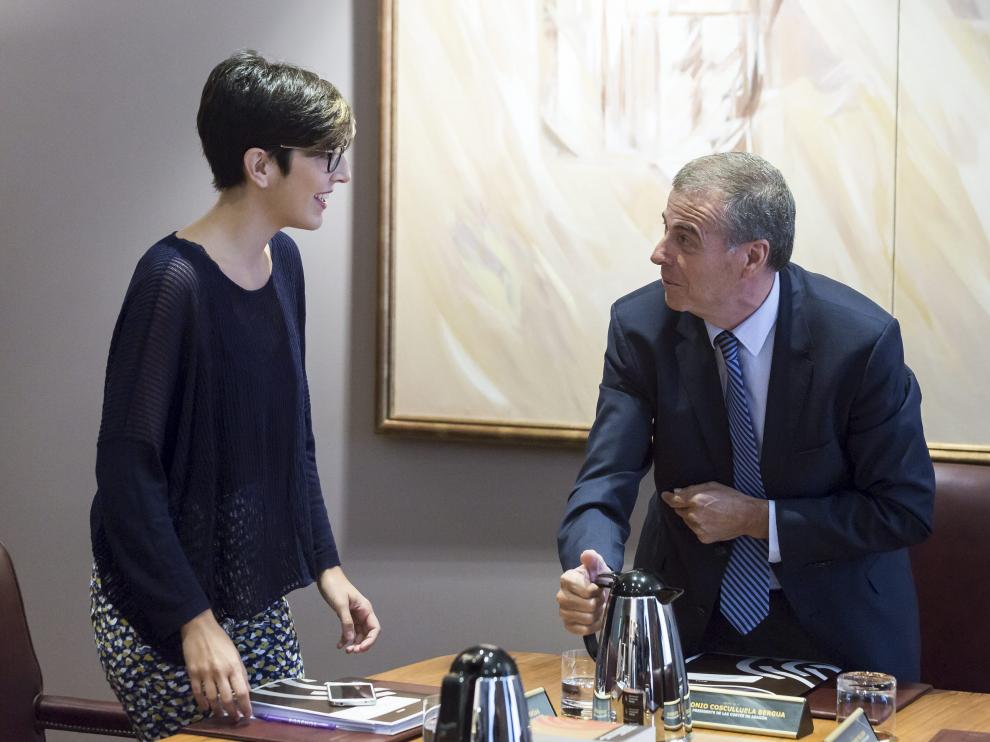 Violeta Barba y Antonio Cosculluela, ayer en la reunión de la Mesa de las Cortes de Aragón.