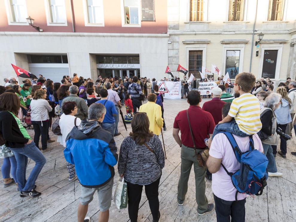 Concentración en la plaza de la Seo contra la ampliación del horario de Religión.