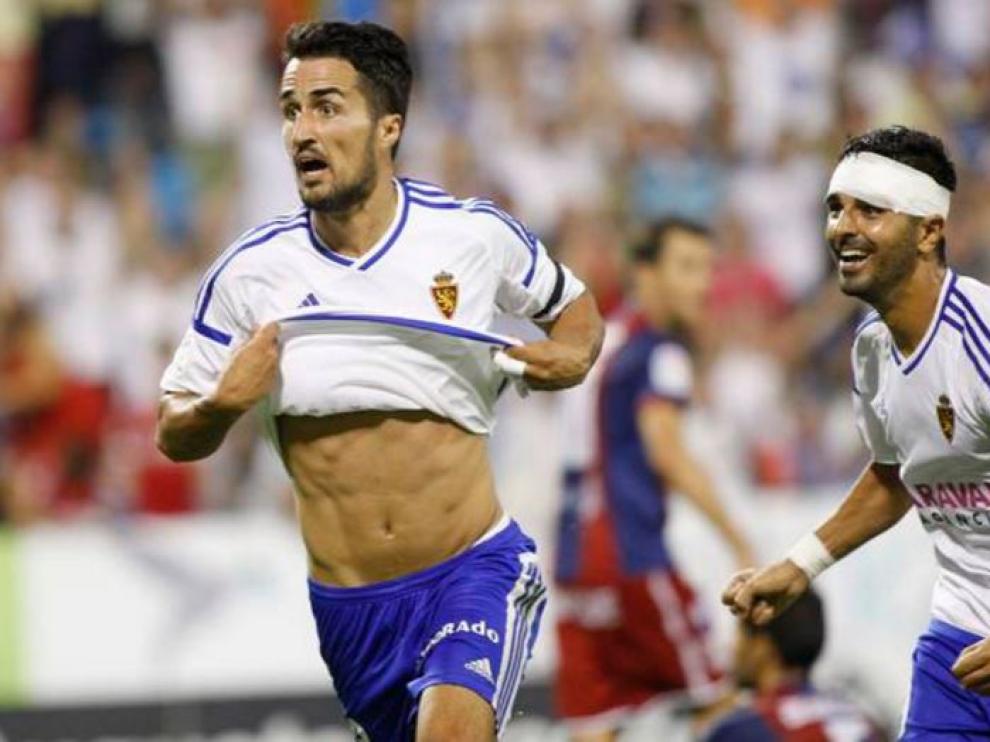 Casado celebra el gol ganador del último minuto en el último partido en La Romareda ante el Huesca, seguido por Ángel.
