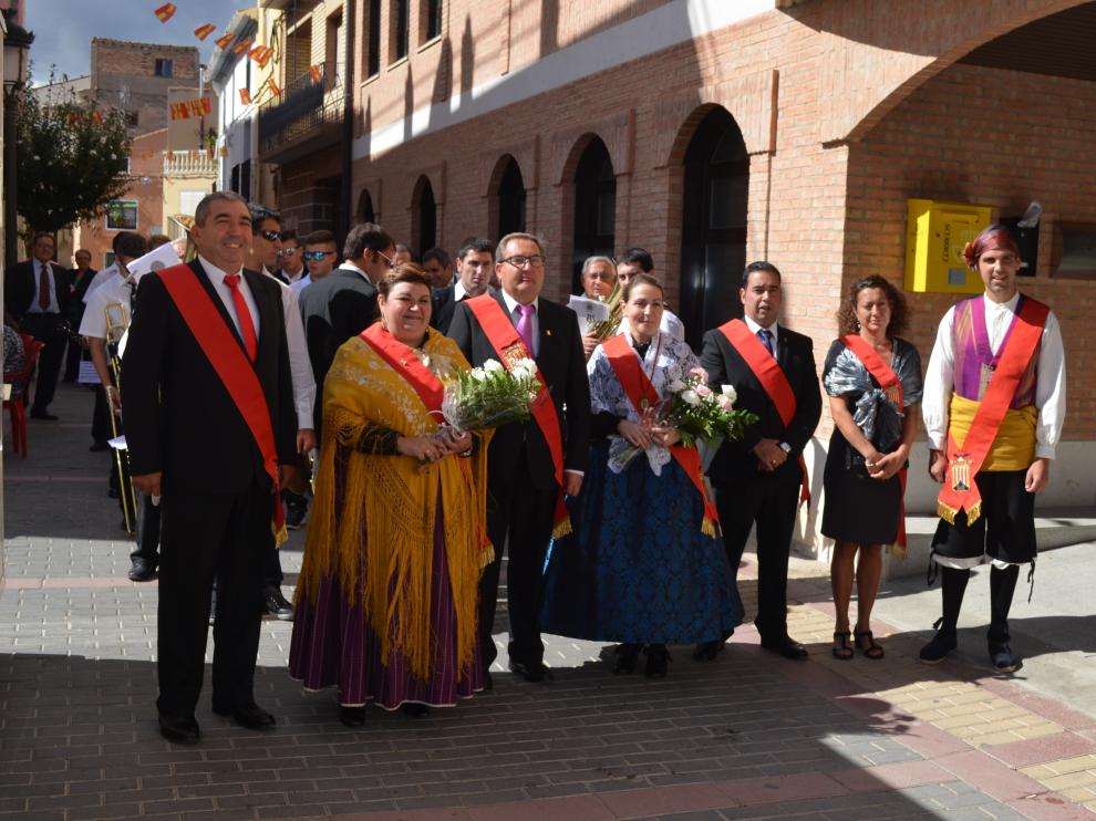 La corporación municipal momentos antes de salir hacia la iglesia.