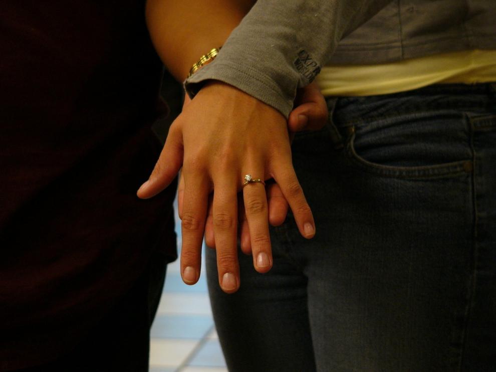 El anillo de boda suele colocarse en el dedo anular de la mano izquierda.