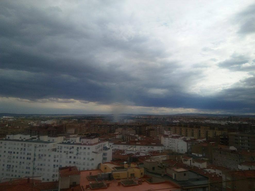 Humo del solar de la avenida de Cesáreo Alierta donde han ardido 400 metros cuadrados de maleza