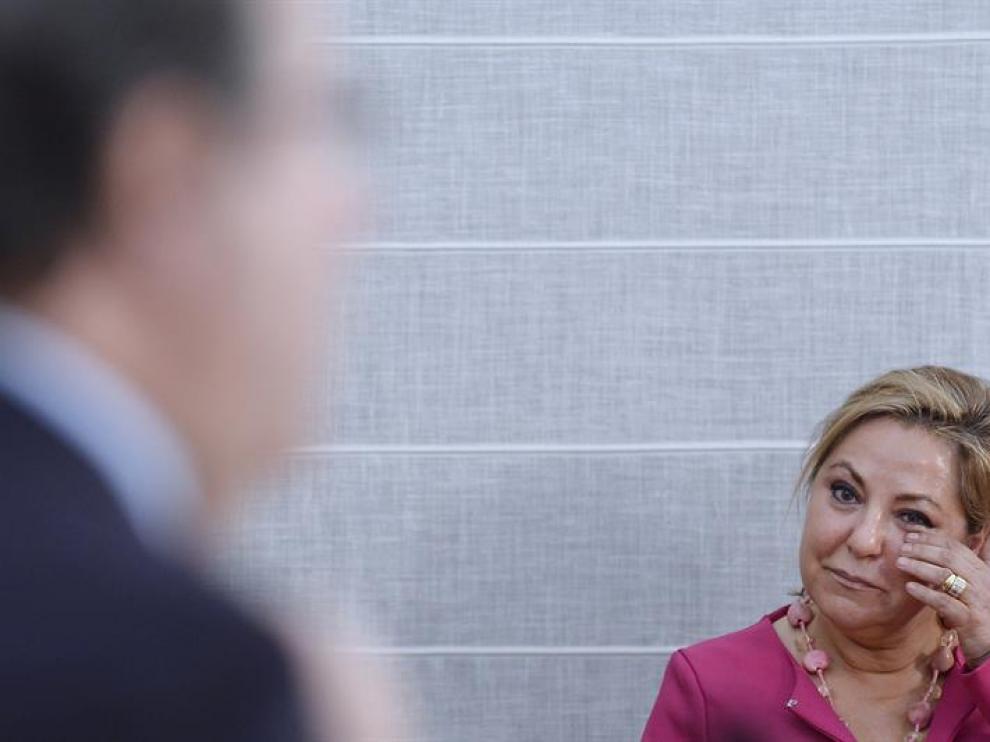 Rosa Valdeón, emocionada escucha las palabras que el presidente de la Junta de Castilla y Léon, Juan Vicente Herrera, le dirigió durante el acto de la toma de posesión de los nuevos cargos regionales