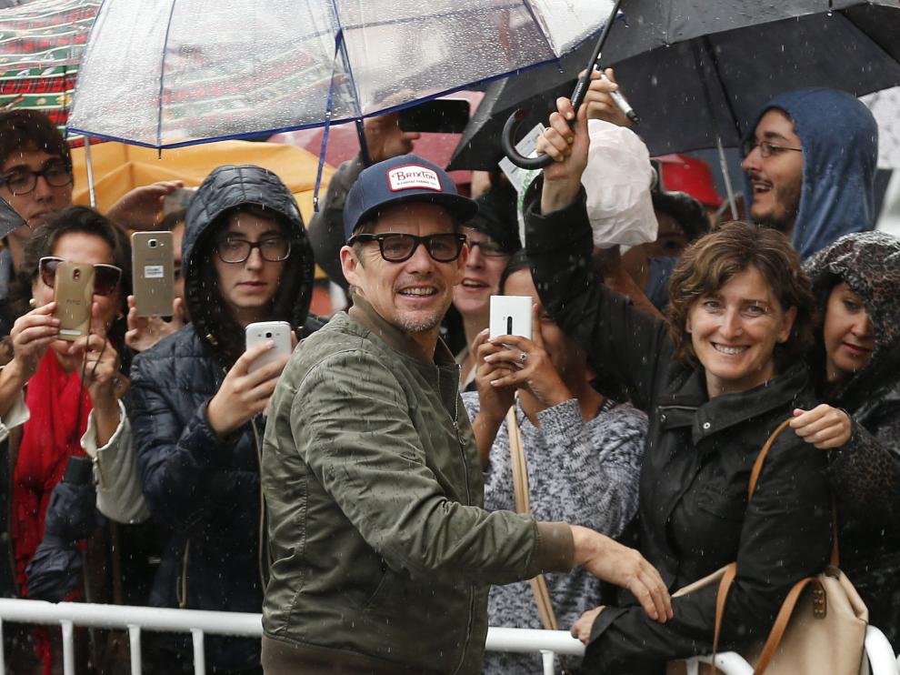 Ethan Hawke 'se moja' por sus fans en San Sebastián.