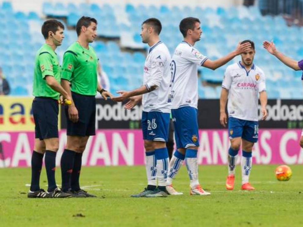 Diego Rico pide explicaciones a Ais Reig en el partido del año pasado en La Romareda ante el Valladolid, en el que el árbitro alicantino se estrenó en Zaragoza.
