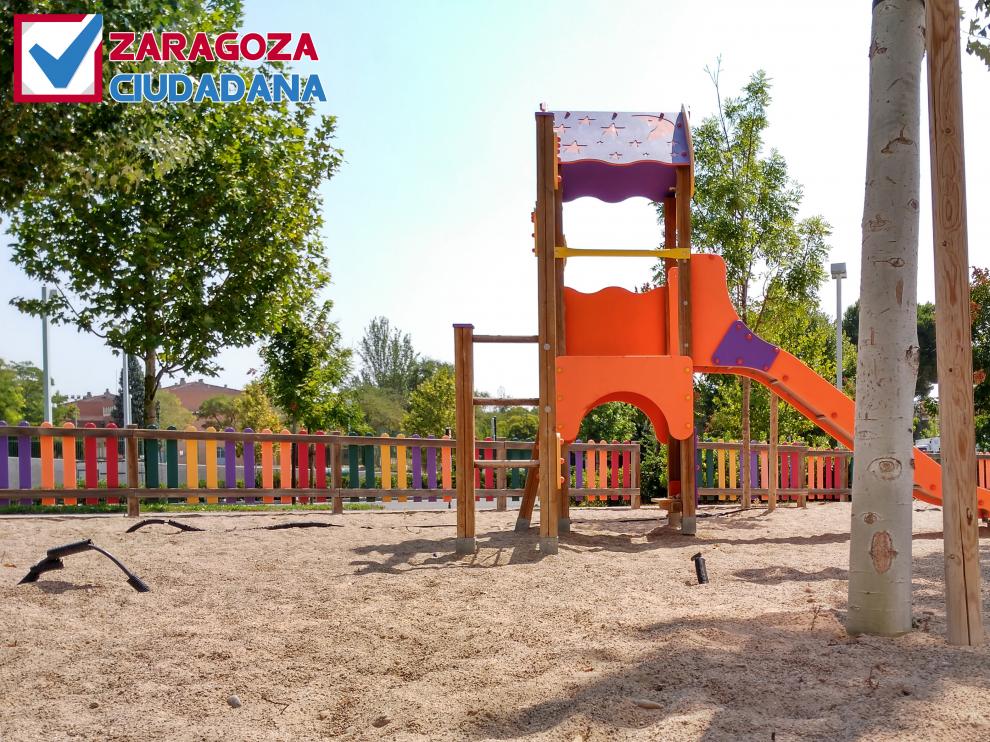 Estado del parque infantil en la avenida Manuel Rodríguez Ayuso.