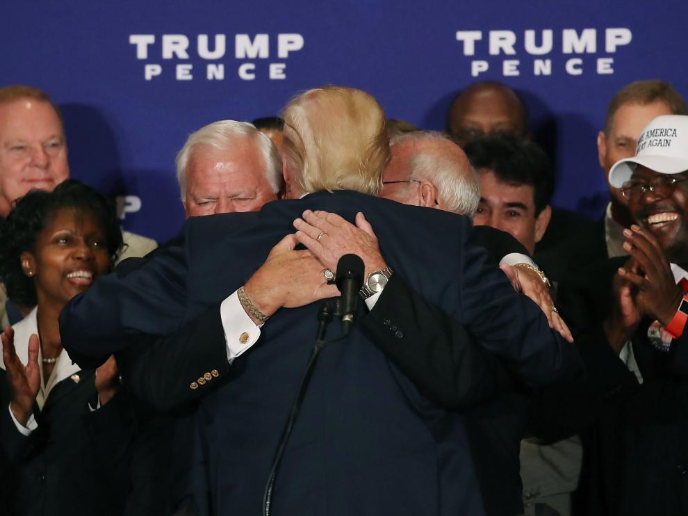 Donald Trump abraza a su equipo durante su actividad en la ciudad de Washington